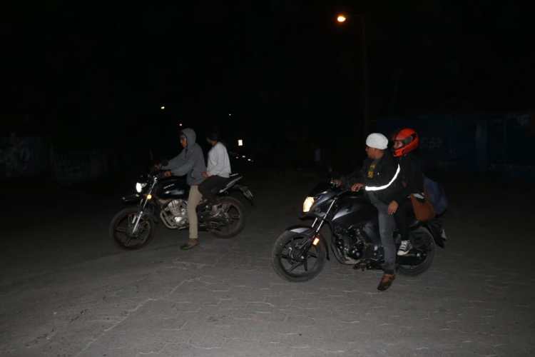 Residentes evacúan en sus motocicletas.