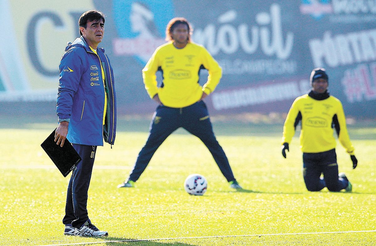 El seleccionador de Ecuador, Gustavo Quinteros, anunció la lista de 23 convocados para la Copa América Centenario. (Foto Prensa Libre: EFE)