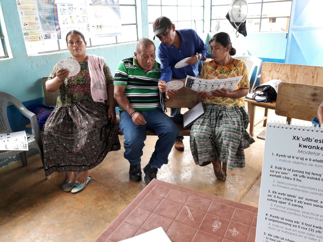 Parteros y comadronas aprenden a mejorar la atención a sus pacientes en Santa María Cahabón. (Foto Prensa Libre: Cortesía).