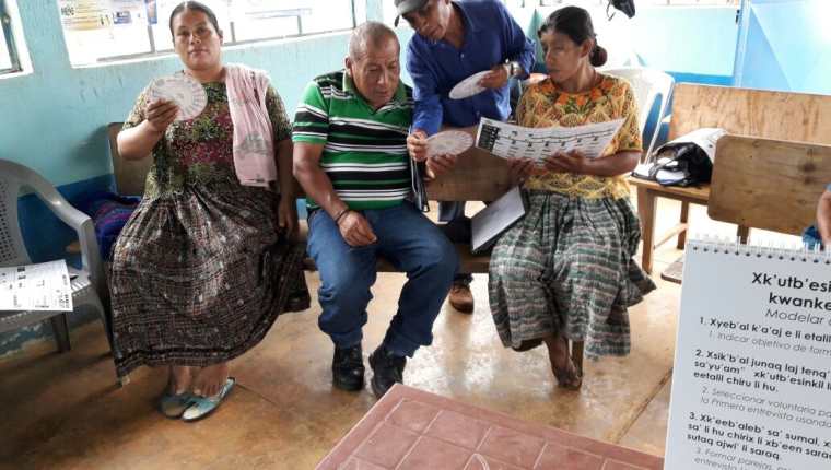 Parteros y comadronas aprenden a mejorar la atención a sus pacientes en Santa María Cahabón. (Foto Prensa Libre: Cortesía).