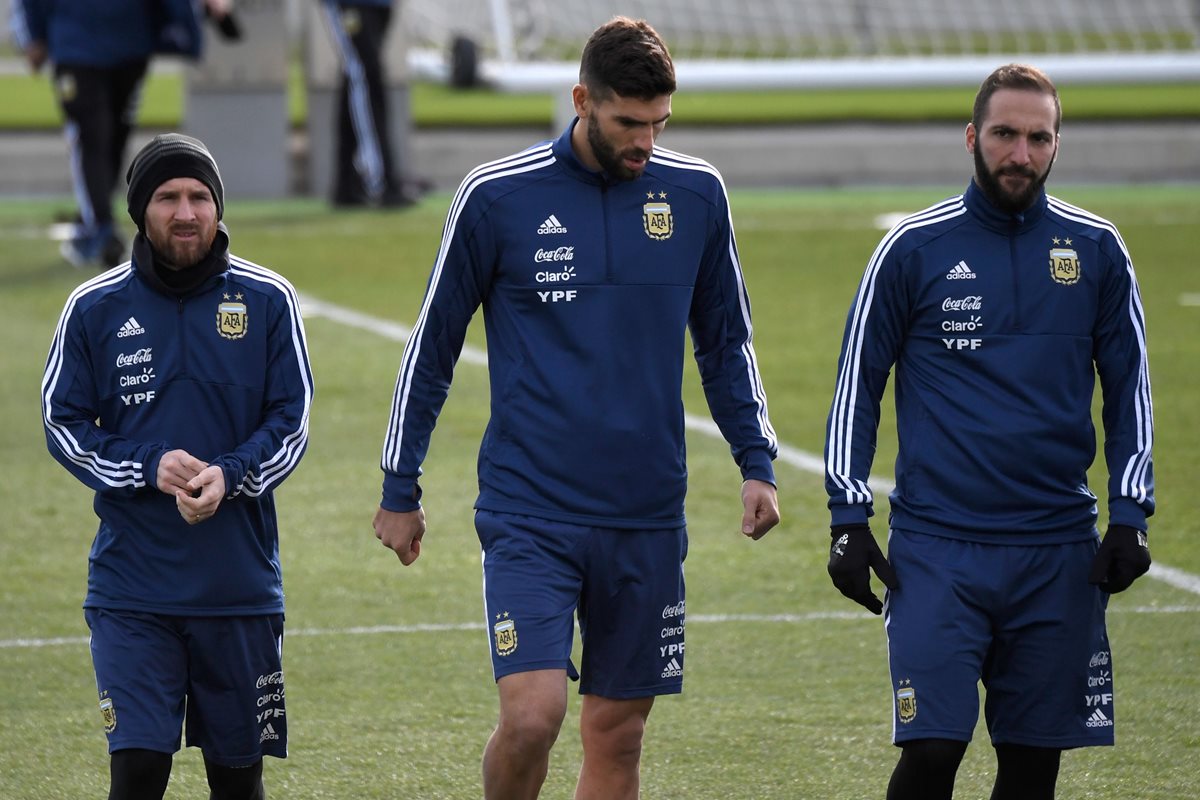 Lionel Messi tiene libertad de escoger al compañero ideal en la delantera de la selección de Argentina. (Foto Prensa Libre: AFP)