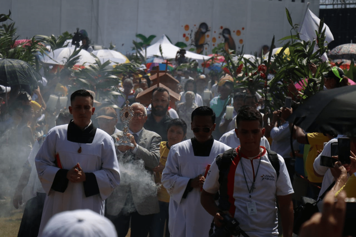 Cientos acudieron a presenciar la ceremonia de beatificación en el Polideportivo de Morales. (Foto Prensa Libre: Dony Stewart)