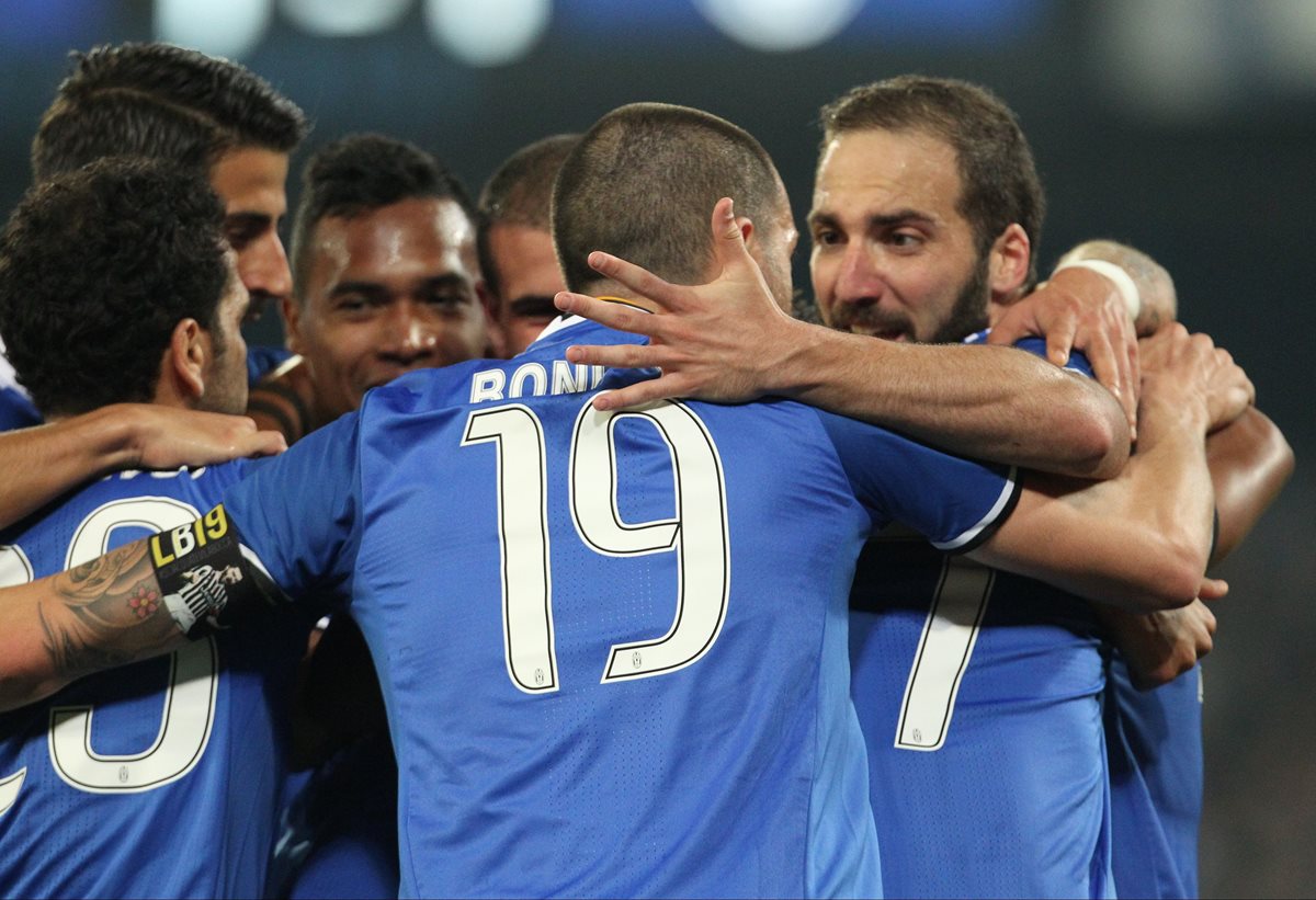 Los jugadores de la Juventus celebran el segundo gol anotado por Gonzalo Higuaín en el estadio San Paolo frente al Nápoli. (Foto Prensa Libre: AFP)