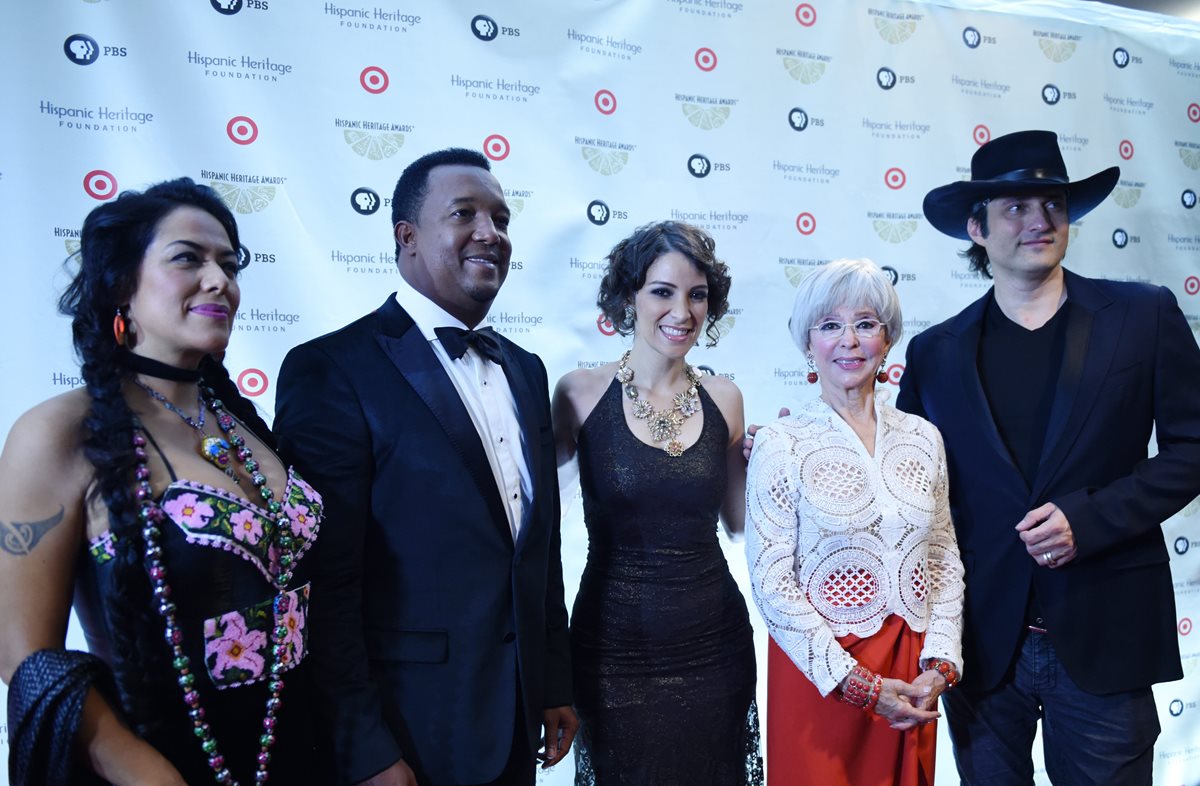 Gaby Moreno (centro) pasó en la alfombra roja de los premios junto a Lila Downs, Pedro Martínez, Rita Moreno y Robert Rodríguez. (Foto Prnesa Libre: EFE)