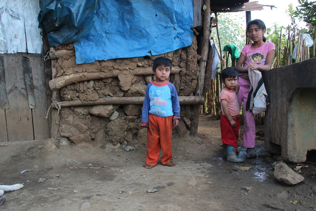 La familia García vive en condiciones de pobreza en La Zeta, Chiantla, Huehuetenango. Margarita —derecha— es la encargada de cuidar a sus hermanos mientras su madre trabaja. (Foto Prensa Libre: Mike Castillo).