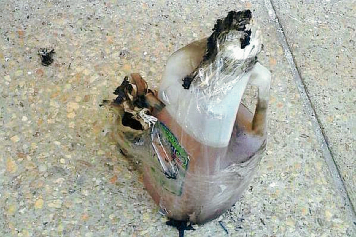 El artefacto, de fabricación casera, fue lanzado contra un juzgado en la cabecera de Chimaltenango. (Foto Prensa Libre: @Iximche2015)