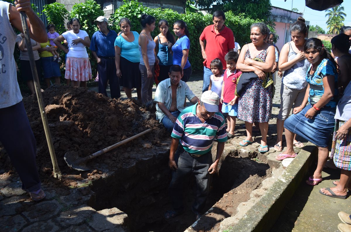 Pobladores de San Andrés Villa Seca excavan e indican que se siente olor a azufre que emana de la tierra. (Foto Prensa Libre: Jorge Tizol)