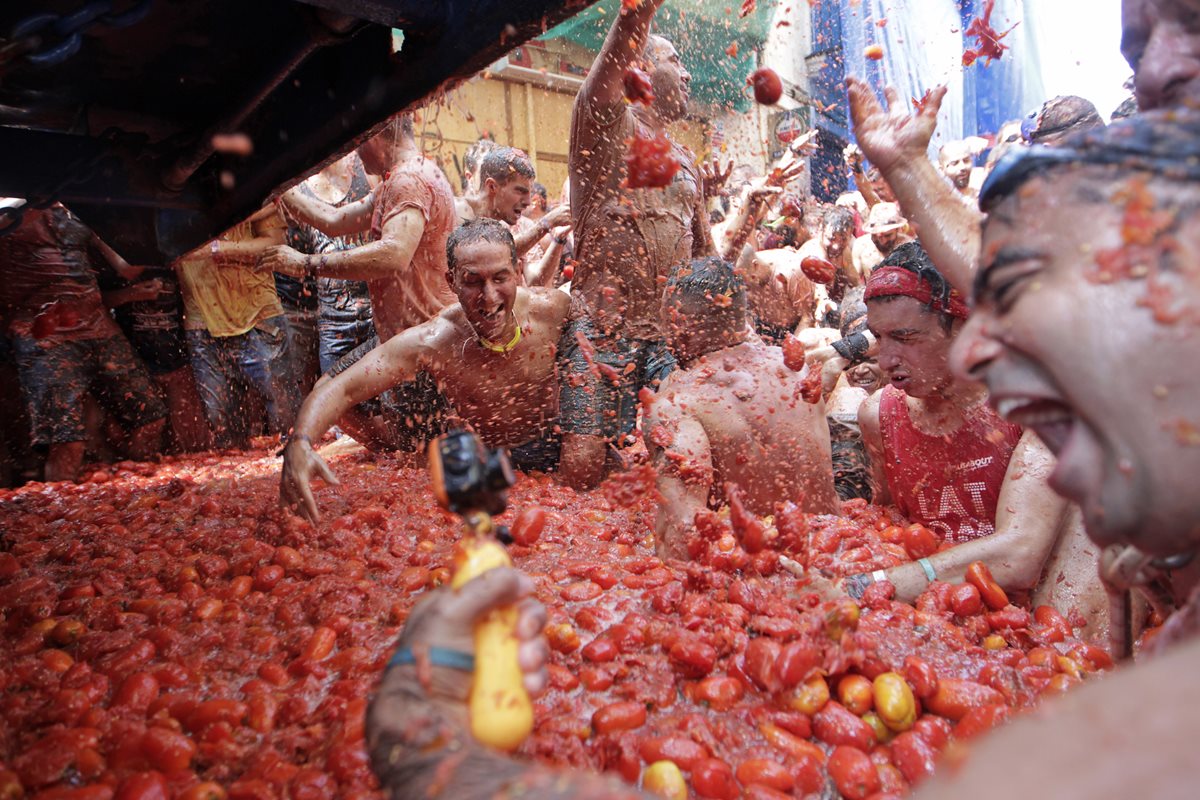 Participantes se lanzan tomates en la tradicional fiesta de Buñol, Valencia. (Foto Prensa Libre: AP).