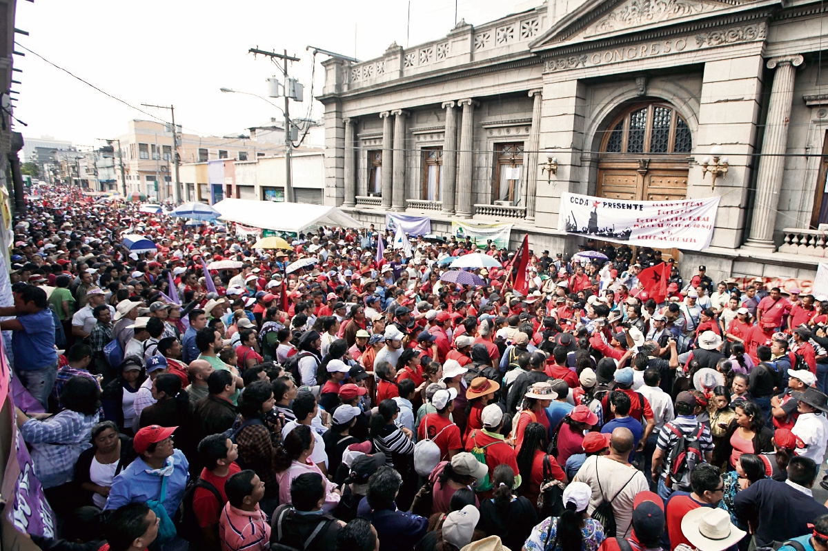 Los sectores magisterial y salubrista se unieron para efectuar movilizaciones a favor del ex presidente Otto Pérez Molina. (Foto Prensa Libre: Hemeroteca PL)