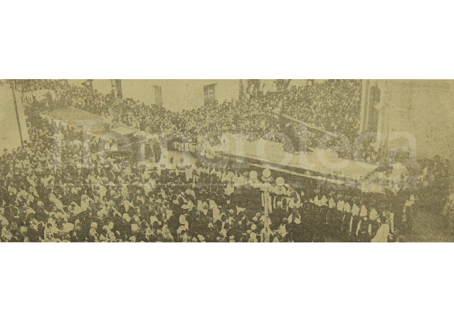 Foto que ilustraba la portada de Prensa Libre del 4 de marzo de 1963 donde se aprecia la salida de la procesión de Jesús de Candelaria previo a colocarla en la plataforma móvil que la llevaría a Antigua Guatemala. (Foto: Hemeroteca PL)