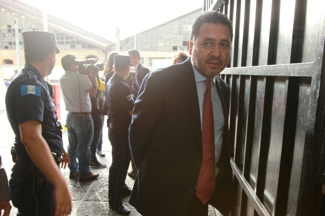 Gudy Rivera espera la inspección de rutina antes de ingresar a la Torre de Tribunales. (Foto Prensa Libre: Estuardo Paredes)