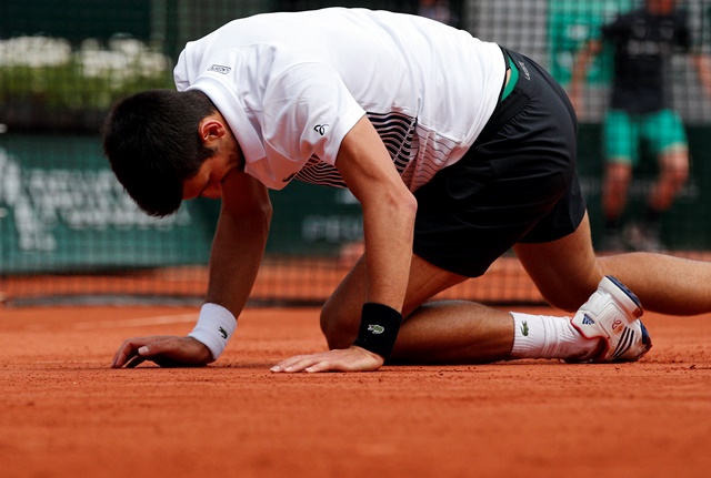 El serbio Novak Djokovic no tuvo mucha fortuna en el Roland Garros. (Foto Prensa Libre: AP)