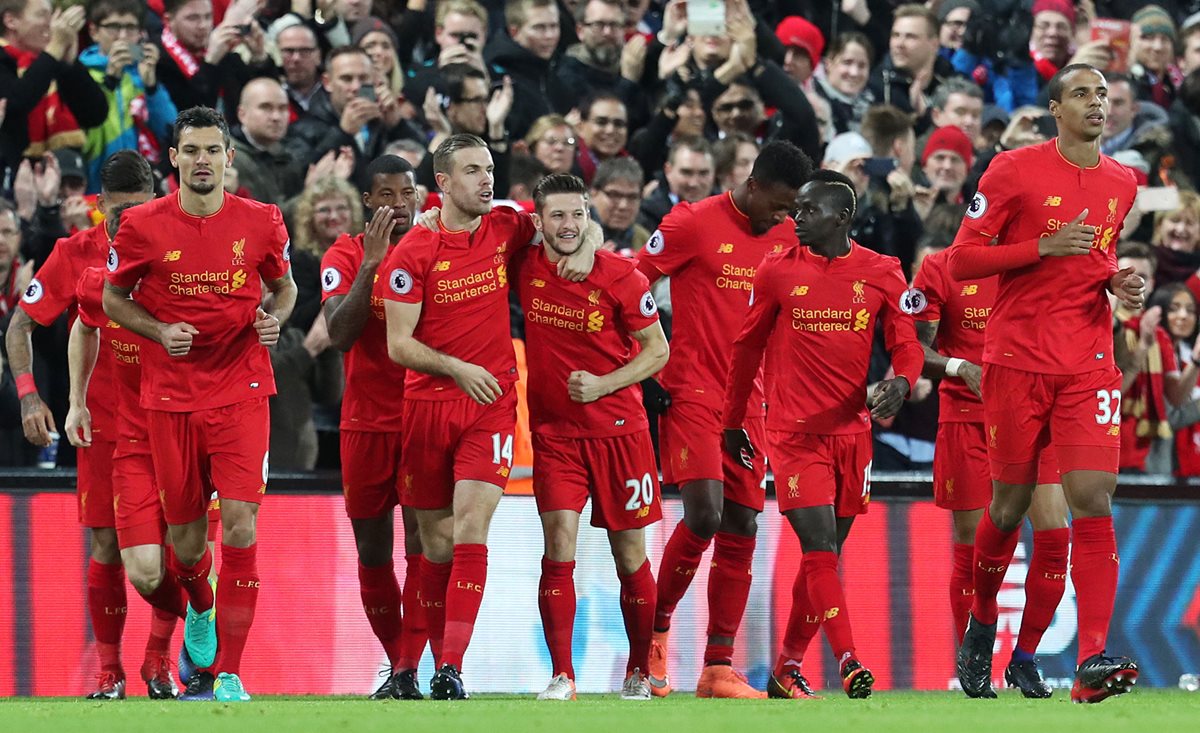 El Liverpool no pudo mantener la ventaja sobre su rival. (Foto Prensa Libre: AP)