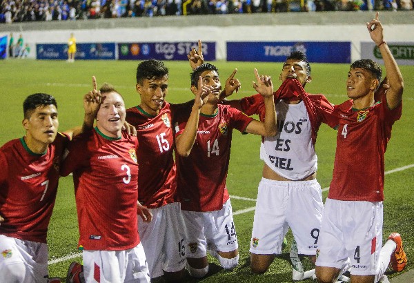 Los jugadores de Bolivia festejan el triunfo agónico contra Nicaragua. (Foto Prensa Libre: AFP)
