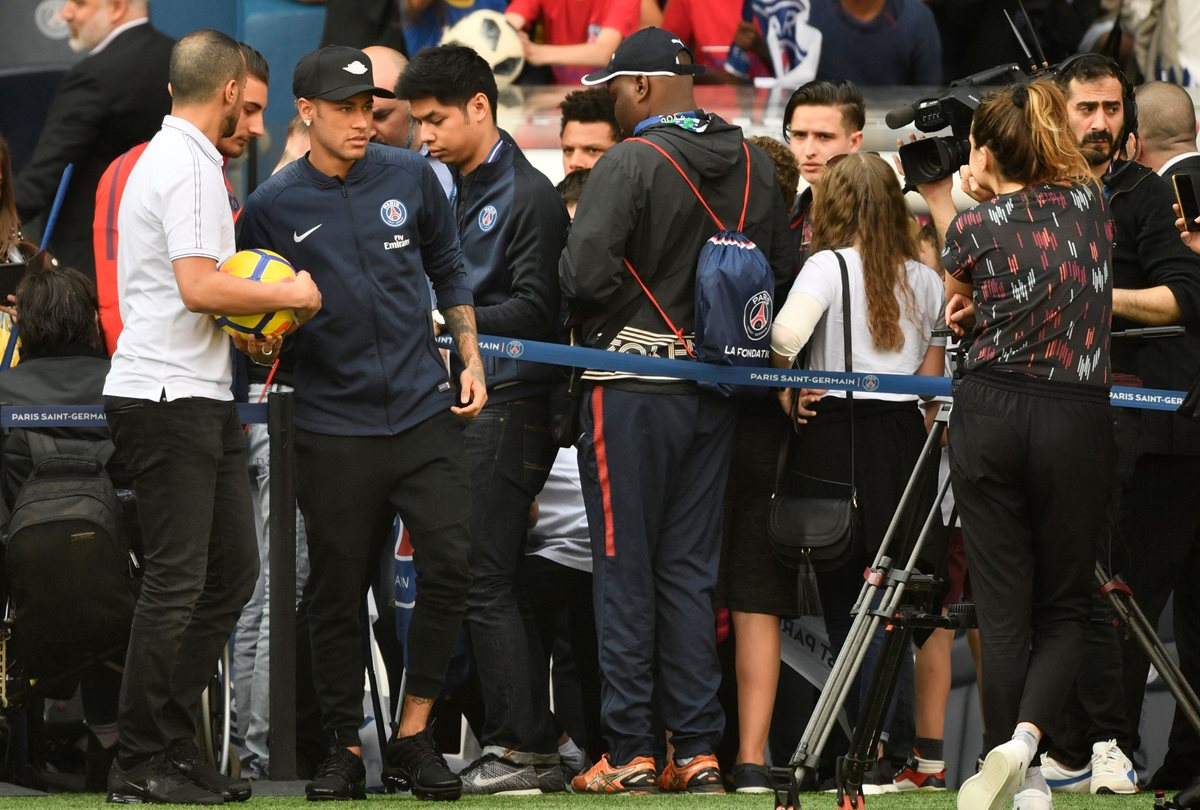 El primer contacto que tiene luego de la operación que sufrió el delantero brasileño. (Foto Prensa Libre: AFP)