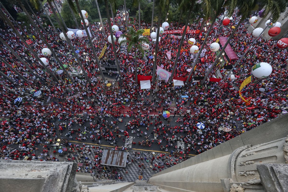 Miles de seguidores de Lula y Rousseff salen a las calles para manifestarles su apoyo. (Foto Prensa Libre: EFE).
