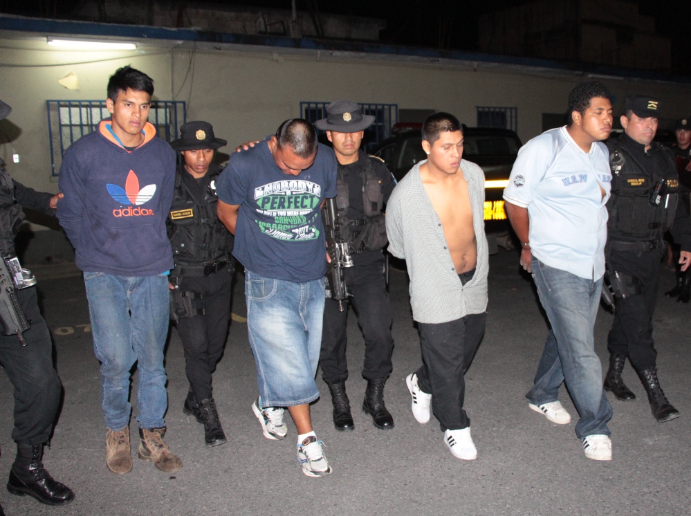Capturados en zona 16 por supuestamente robar una motocicleta. (Foto Prensa Libre: PNC)