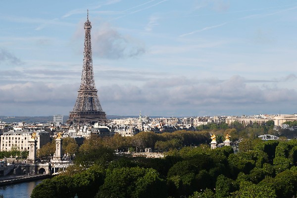 La Torre Eiffel apagará este miércoles por la noche sus luces en apoyo a Alepo. (Foto Prensa Libre: AFP).