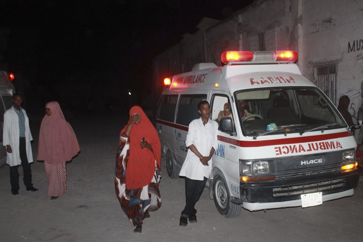 El ataque fue perpetrado por un grupo de milicianos de Al Shabab contra el hotel y restaurante Beach View de Mogadiscio. (Foto Prensa Libre: EFE).