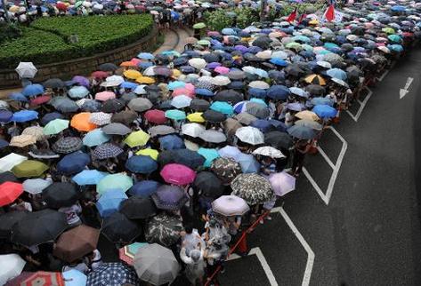 Decenas de miles de personas participan en el acto pro democracia en Hong Kong (Foto Prensa Libre: AFP).