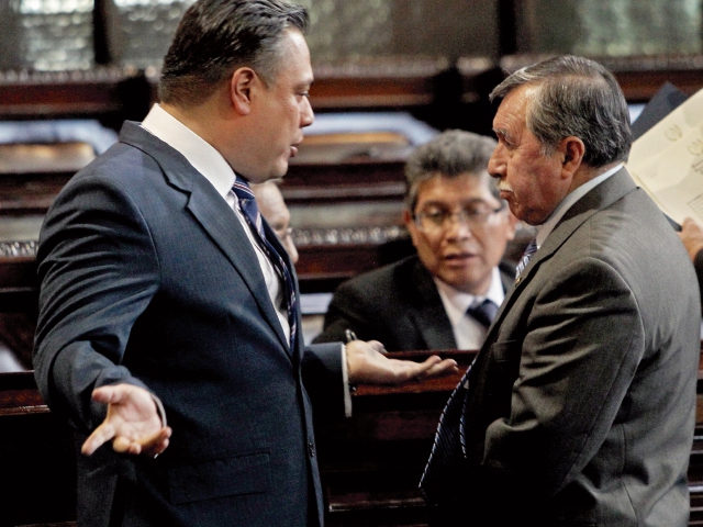 Javier hernández y Édgar Ovalle, jefe y subjefe de la bancada FCN-Nación, discuten en el hemiciclo.