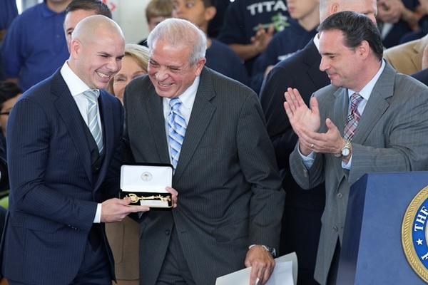 <span id="result_box" lang="es"> <span class="hps">Pitbull</span><span>, </span><span class="hps">recibe una</span> <span class="hps">llave de la ciudad</span> <span class="hps">de manos del alcalde</span> <span class="hps">de Miami</span> <span class="hps">Tomás Regalado</span><span>. (Foto Prensa Libre: AP)</span></span>