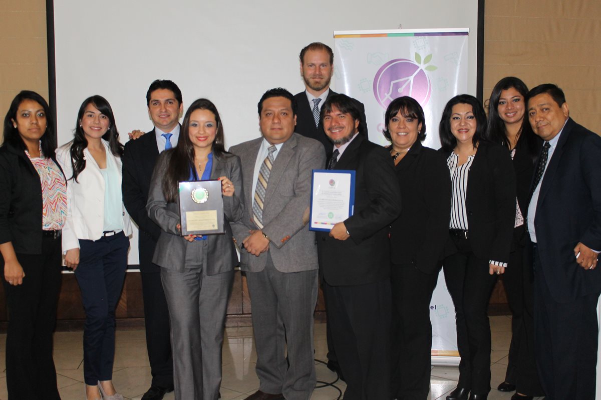 Colaboradores de la empresa Clariant Guatemala S.A. reciben el sello que los certifica como Oficina Verde. (Foto Prensa Libre: Cortesía CIG).