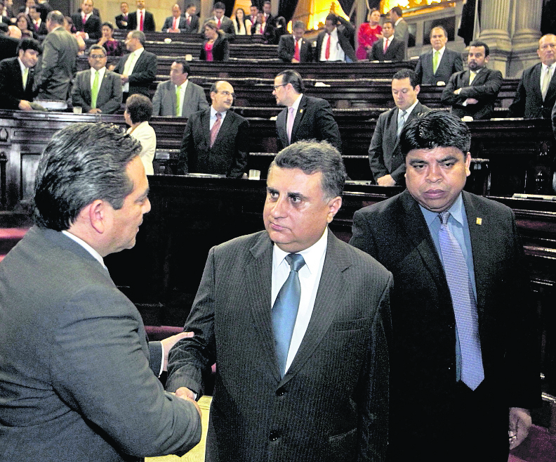 Manuel Reginaldo Duarte Barrera -c-, al momento de ser juramentado magistrado de la CC.(Foto Prensa Libre: Hemeroteca PL)