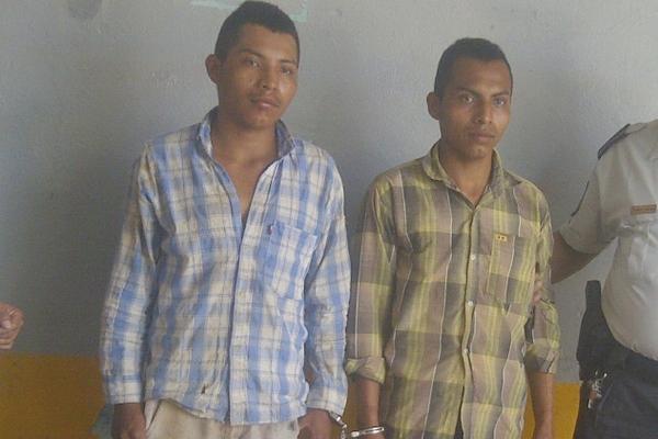 Los dos hermanos mayores de edad, de los tres capturados. (Foto Prensa Libre: Edwin Paxtor)<br _mce_bogus="1"/>