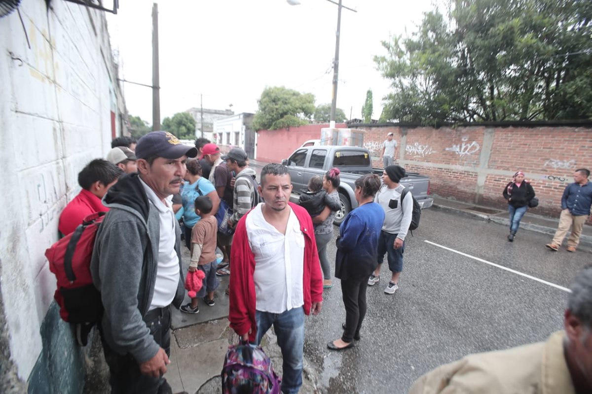 Hondureños ingresan a la Casa del Migrante en la capital. (Foto Prensa Libre: Juan Diego González)