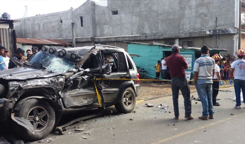 Uno de los vehículos accidentados en el km 57 de la ruta hacia San Martín Jilotepeque, Chimaltenango. (Foto Prensa Libre: Víctor Chamalé).