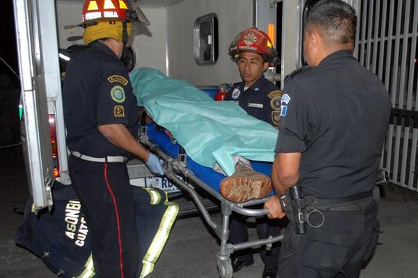 Bomberos Municipales Departamentales trasladan el cuerpo de Humberto Hernández. (Foto Prensa Libre: Hugo Oliva).<strong><em></em></strong>