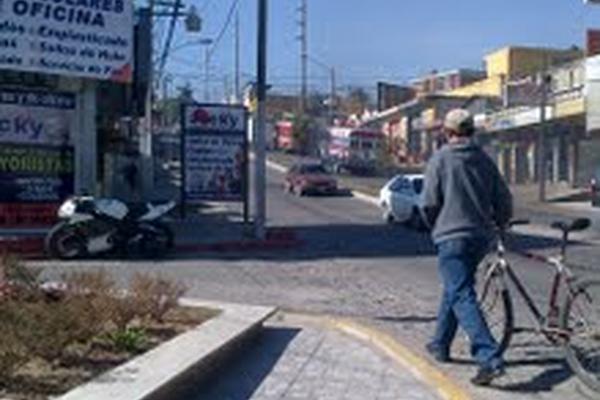 En la esquina de 19 avenida y 14 calle de la zona 3 de Quetzaltenango, esta libería colocó un rótulo que obstaculiza la visibilidad de los automóvilistas que circulamos sobre la 14 calle, las autoridades de Xelajú deben de poner atención a este tema.