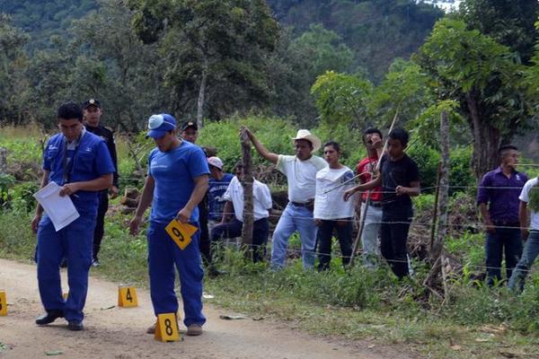 Investigadores de la PNC y fiscales del Ministerio Público en la escena del crimen. (Foto Prensa Libre: Julio Vargas).
