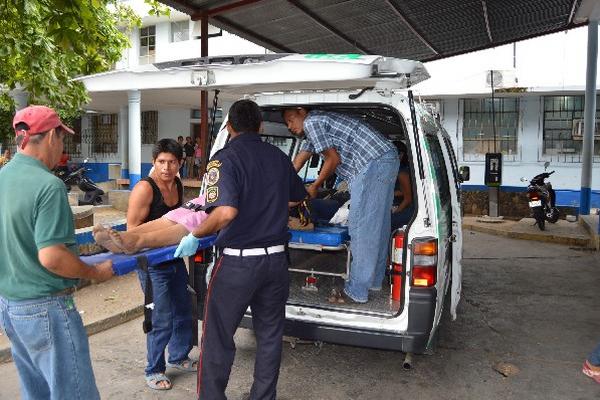 Bomberos ingresan a heridos  en  nosocomio.
