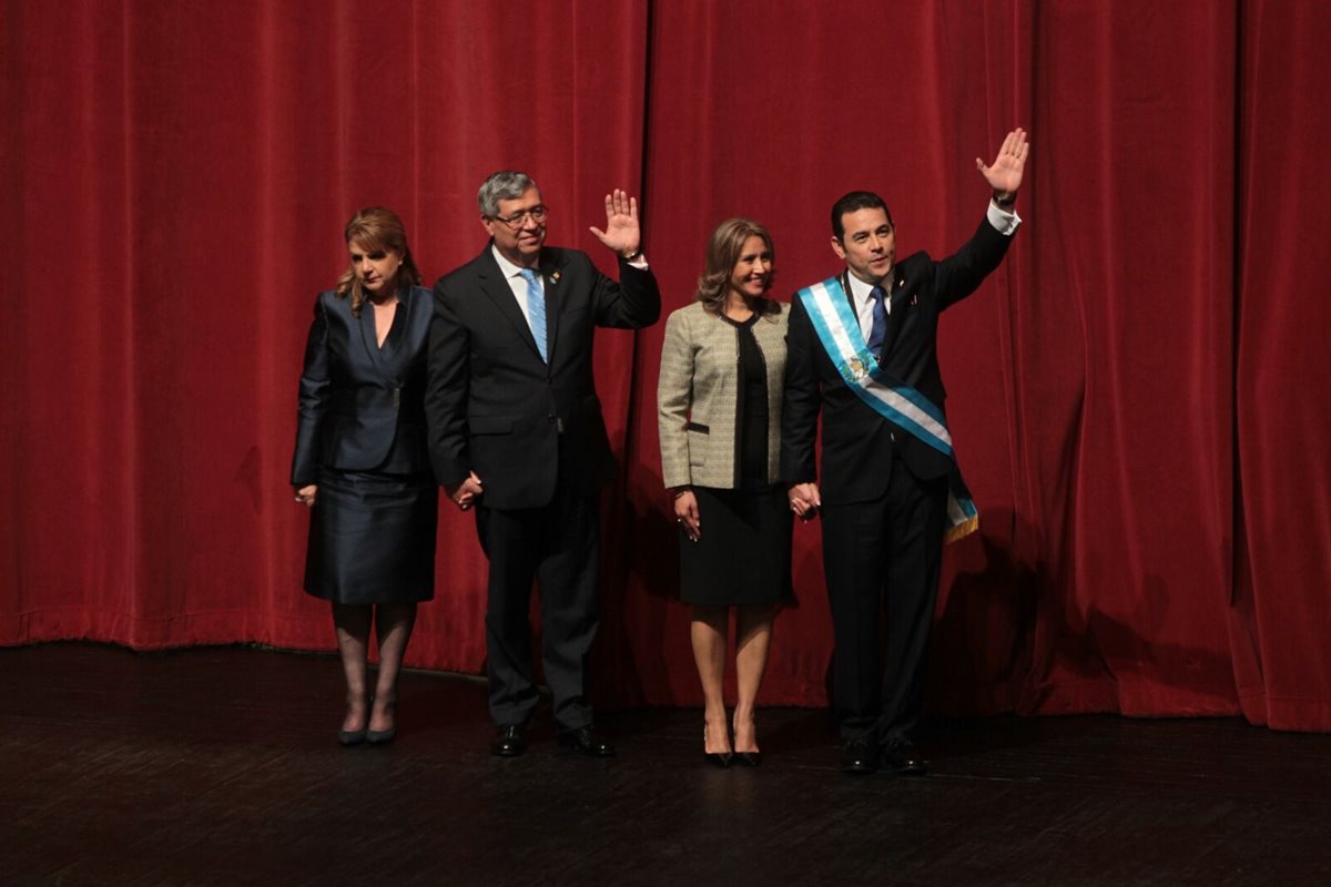 El presidente Jimmy Morales y el vicepresidente Jafeth Cabrera, junto a sus esposas, saludan luego de ser juramentados.(Foto Prensa Libre: Erick Ávila)
