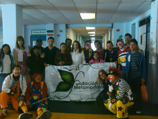 Integrantes y voluntarios de la Fundación Metamorfosis han apoyado a unas cuatro mil personas con entrega de medicamentos, zapatos, ropa y alimentos. (Foto Prensa Libre: Cortesía Fundación Metamorfosis)