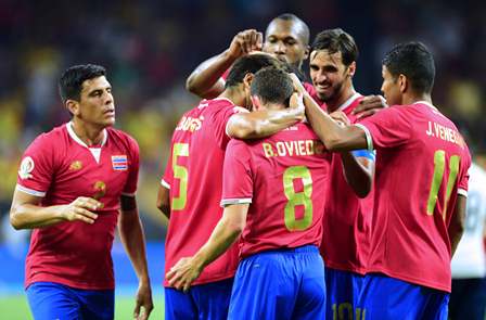 Jugadores de Costa Rica festejan un gol contra Colombia. (Foto Prensa Libre: AFP).