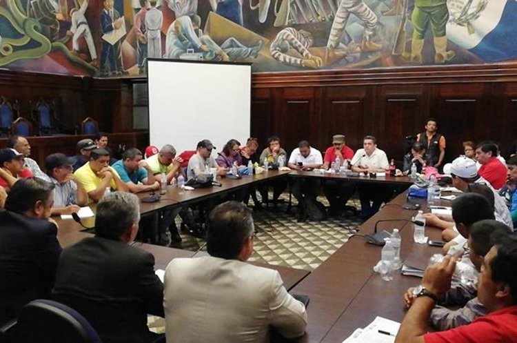 Los maestros negociaron en el Congreso para que se les otorgara un bono extraordinario. (Foto Prensa Libre: Hemeroteca PL)
