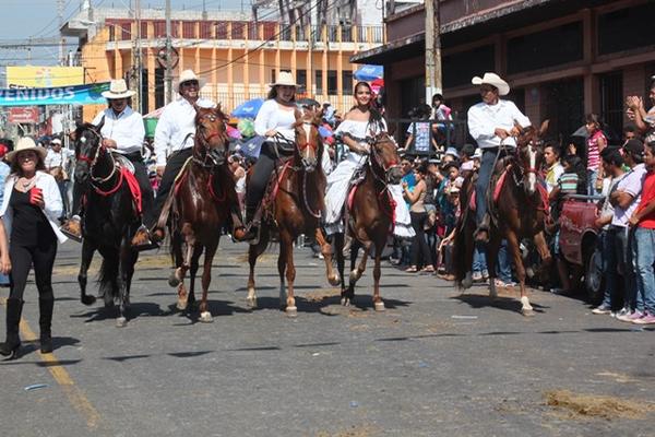Decenas de jinetes participan en desfile hípico en la cabecera de Escuintla. (Foto Prensa Libre: Melvin Sandoval)<br _mce_bogus="1"/>