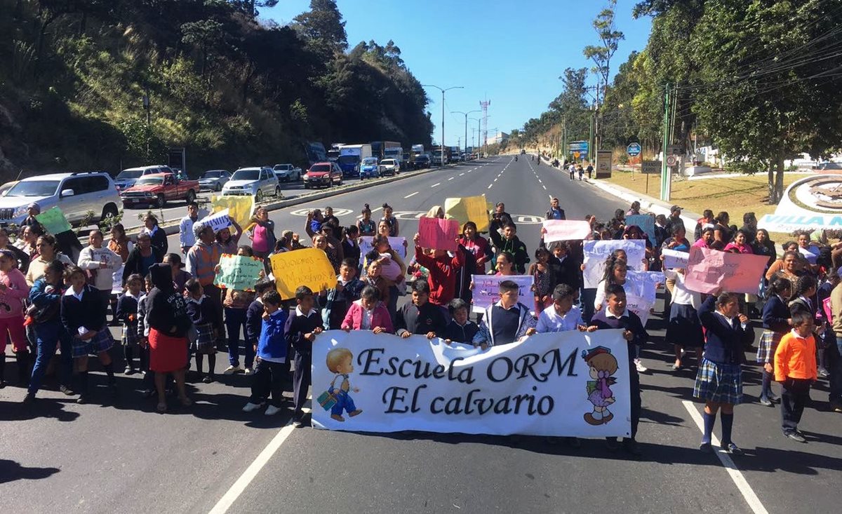 Padres de familia de la escuela El Calvario en Villa Nueva, exigen maestros para primaria y básicos. (Foto Prensa Libre: Estuardo Paredes)