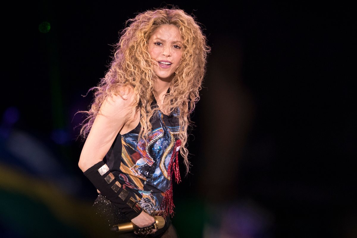Shakira retomó la gira "El Dorado" este mes en Europa. El pasado lunes fue criticada por uno de sus materiales promocionales. (Foto Prensa Libre: AFP).