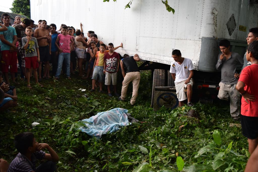 Curiosos llegaron al lugar donde ocurrió el accidente para identificar a la víctima (Fotos Prensa Libre: Enrique Paredes).