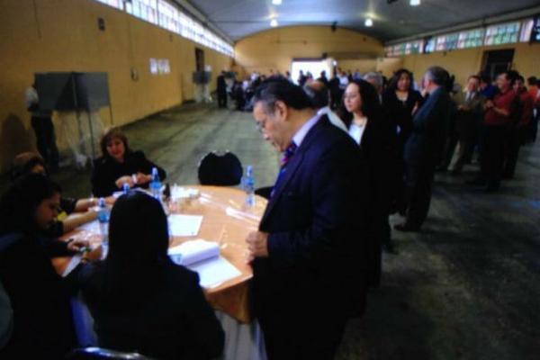 Economistas votan en el Parque de la  Industria. (Foto Prensa Libre: Edwin Bercián)