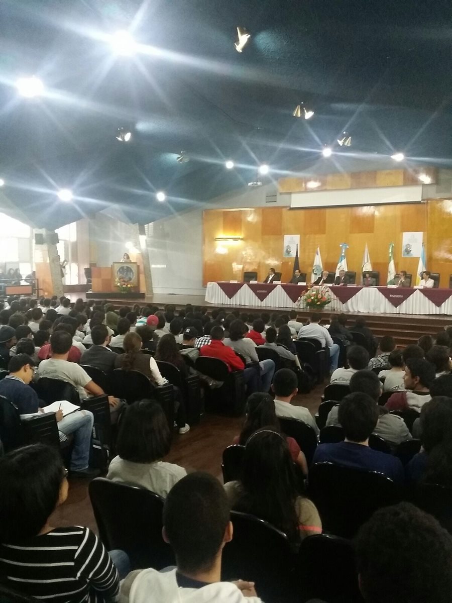 Los estudiantes participaron en la inauguración de la IX Olimpiada de Ciencias, esta mañana en el auditorio Francisco Vela de la Facultad de Ingeniería de la USAC. (Foto Prensa Libre)