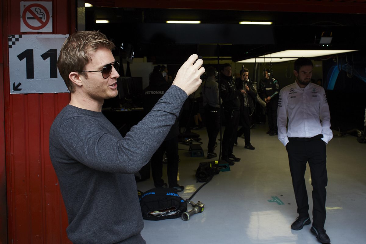 Nico Rosberg visitó los pits este miércoles y saludó a sus antiguos compañeros. (Foto Prensa Libre: EFE)