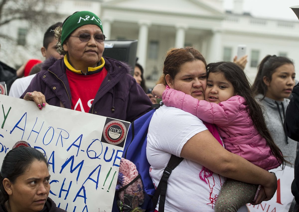 Latinos protestan en Washington contra el plan de deportaciones. (Foto Prensa Libre: AFP)