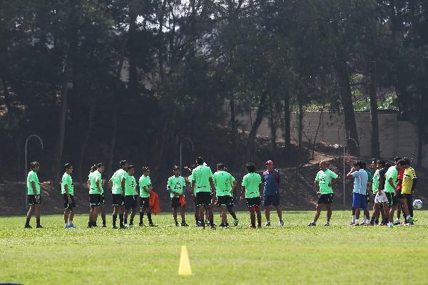 Al finalizar el entrenamiento los jugadores escucharon atentamente la charla técnica. (Foto Prensa Libre: Jorge Ovalle)