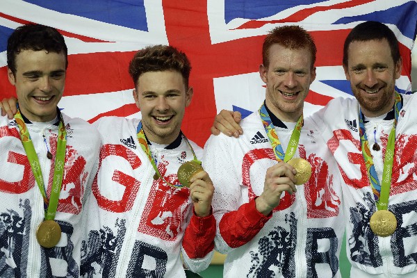 Bradley Wiggins, Steven Burke, Edward Clancy y Owain Doull, ganaron la medalla de oro en persecución por equipos. (Foto Prensa Libre: AP)