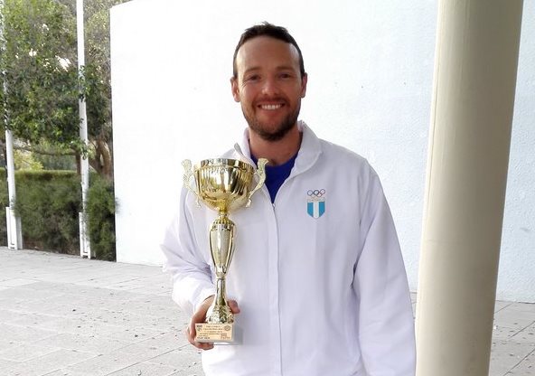 Jean Pierre Brol, muestra con orgullo su trofeo del segundo lugar. (Foto Prensa Libre: Twitter Jean Pierre Brol)